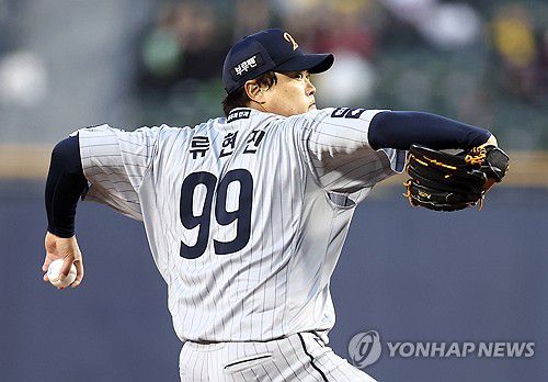 역투하는 류현진(서울=연합뉴스) 윤동진 기자 = 25일 잠실야구장에서 열린 2025 KBO리그 한화 이글스 대 LG 트윈스 경기. 1회 말 한화 선발투수 류현진이 역투하고 있다. 2025.3.25 mon@yna.co.kr