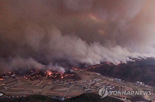 안동 산불(안동=연합뉴스) 김도훈 기자 = 25일 경북 안동시 남안동 IC 인근에서 바라본 안동시 일직면 야산이 불에 타고 있다. 2025.3.25 superdoo82@yna.co.kr