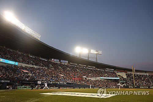 한화 대 LG 경기(서울=연합뉴스) 윤동진 기자 = 25일 잠실야구장에서 열린 2025 KBO리그 한화 이글스 대 LG 트윈스 경기. 2회 말 한화 선발투수 류현진이 역투하고 있다. 2025.3.25 mon@yna.co.kr