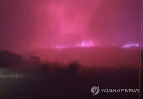 주왕산국립공원 앞까지 온 산불(청송=연합뉴스) 25일 경북 청송군 주왕산국립공원 경계 지점까지 산불이 확산해 있다. 2025.3.25 [독자제공. 재판매 및 DB금지]