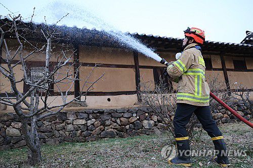하회마을에 물 뿌리는 소방관(안동=연합뉴스) 황수빈 기자 = 25일 경북 안동 하회마을에서 소방관이 산불에 대비해 물을 뿌리고 있다. 2025.3.25 hsb@yna.co.kr