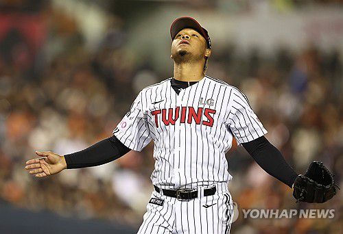 호투 이어가는 에르난데스(서울=연합뉴스) 윤동진 기자 = 25일 잠실야구장에서 열린 2025 KBO리그 한화 이글스 대 LG 트윈스 경기. LG 선발투수 에르난데스가 7회 초까지 무실점 호투 후 이닝 교체를 위해 마운드에서 내려오고 있다. 2025.3.25 mon@yna.co.kr