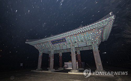 흩날리는 산불 불씨 속 고운사 산문(의성=연합뉴스) 윤관식 기자 = 경북 의성군 산불 발생 나흘째인 25일 의성군 고운사 산문이 불에 타지 않고 남아 있다. 2025.3.25 psik@yna.co.kr
