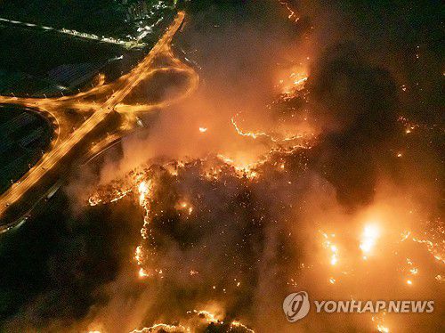 안동 남선면까지 번진 산불(안동=연합뉴스) 김도훈 기자 = 25일 경북 안동시 남선면 인근 야산으로 불이 번지고 있다. 2025.3.25 superdoo82@yna.co.kr