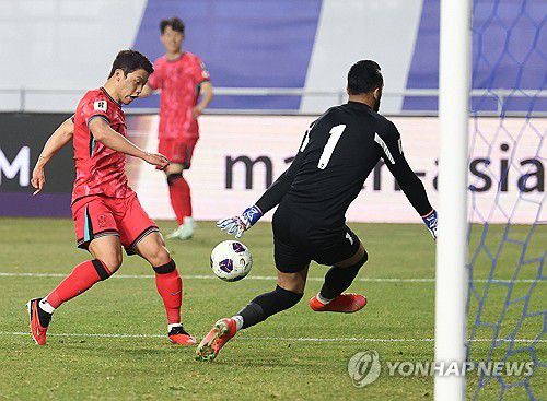 기회 맞은 황희찬(수원=연합뉴스) 김인철 기자 = 25일 수원월드컵경기장에서 열린 2026 북중미 월드컵 아시아 3차 예선 B조 8차전 대한민국과 요르단의 경기.     황희찬이 상대 골키퍼 앞에서 슛을 하고 있다. 2025.3.25 yatoya@yna.co.kr