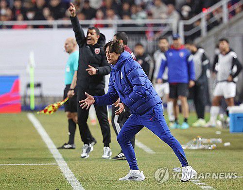 급해진 홍명보 감독(수원=연합뉴스) 김성민 기자 = 25일 수원월드컵경기장에서 열린 2026 북중미 월드컵 아시아 3차 예선 B조 8차전 대한민국과 요르단의 경기.     홍명보 감독이 작전 지시를 하고 있다. 2025.3.25 ksm7976@yna.co.kr