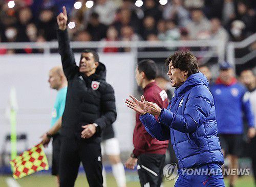 작전 지시 내리는 홍명보 감독(수원=연합뉴스) 김성민 기자 = 25일 경기도 수원시 수원월드컵경기장에서 열린 2026 북중미 월드컵 아시아 3차 예선 B조 8차전 대한민국과 요르단의 경기. 홍명보 감독이 작전 지시를 내리고 있다. 2025.3.25 ksm7976@yna.co.kr