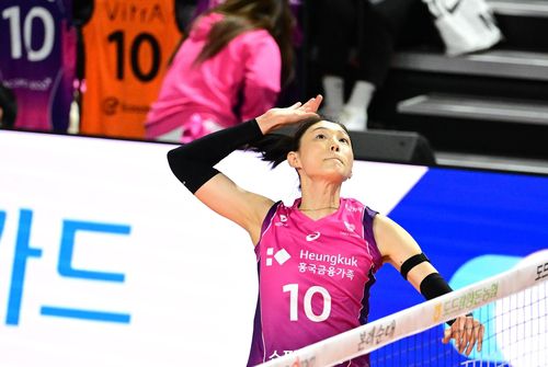 공격하는 흥국생명의 김연경[한국배구연맹 제공. 재판매 및 DB 금지]