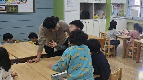 노인 일자리 사업을 통해 초등 돌봄 활동하는 어르신[서산시 제공. 재판매 및 DB 금지]