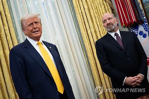 미국 트럼프 대통령과 러트닉 상무부 장관[로이터 연합뉴스 자료사진. 재판매 및 DB 금지]