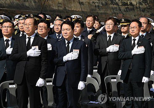 제15주기 천안함 46용사 추모식(평택=연합뉴스) 홍기원 기자 = 국민의힘 권영세 비상대책위원장(왼쪽)과 성일종 국회 국방위원장, 유승민 전 의원 등이 26일 경기도 평택시 해군 제2함대 사령부에서 열린 '제15주기 천안함 46용사 추모식'에서 국기에 경례하고 있다. 2025.3.26 [공동취재]     xanadu@yna.co.kr (끝)