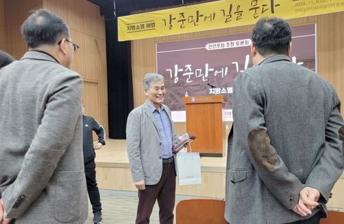 강준만 전북대 명예교수(가운데)[촬영 : 김동철]