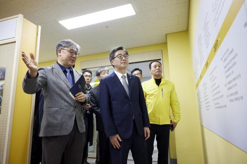 안산마음건강센터 둘러보는 김동연 경기도지사[경기도 제공. 재판매 및 DB 금지]