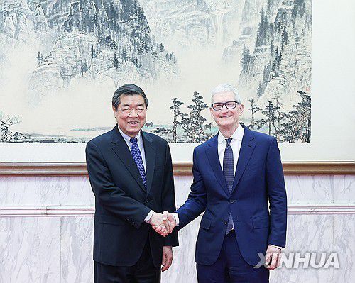 애플 CEO 만나는 허리펑[신화통신 연합뉴스 자료사진. 재판매 및 DB 금지]