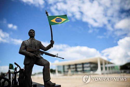 브라질 대법원 앞 노점의 소총 든 보우소나루 조각상[브라질리아 로이터=연합뉴스. 재판매 및 DB 금지]