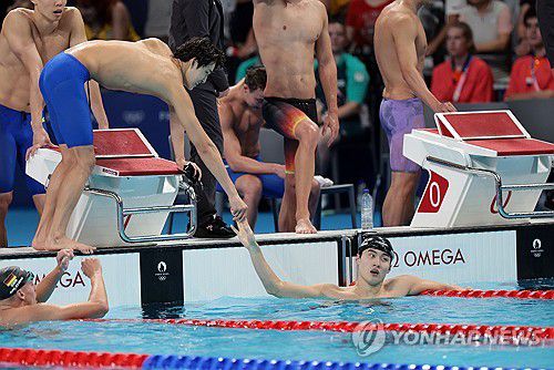 서로 격려하는 김우민과 황선우(파리=연합뉴스) 김인철 기자 = 30일(현지시간) 프랑스 파리 라데팡스 아레나에서 열린 2024 파리올림픽 수영 남자 계영 800m 결승에서 마지막 주자 황선우가 경기를 마친 뒤 김우민과 악수를 하고 있다. 한국은 6위를 차지했다. 2024.7.31 yatoya@yna.co.kr