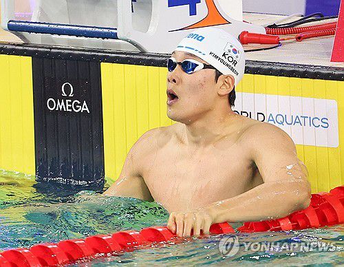 기록 확인하는 김영범(인천=연합뉴스) 임순석 기자 = 25일 인천 미추홀구 문학박태환수영장에서 열린 '2024 국제수영연맹 경영 월드컵 2차 대회' 남자 자유형 100m 결승에서 대한민국 김영범이 기록을 확인하고 있다. 2024.10.25 soonseok02@yna.co.kr