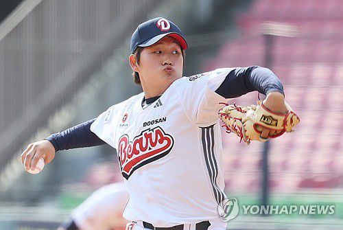 마운드를 지배하는 김택연(서울=연합뉴스) 이정훈 기자 = 13일 서울 잠실야구장에서 열린 2025 프로야구 KBO리그 KIA 타이거즈와 두산 베어스의 시범경기. 9회초 두산 김택연이 역투하고 있다. 2025.3.13 uwg806@yna.co.kr