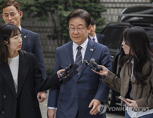 공판 향하는 이재명 대표(서울=연합뉴스) 황광모 기자 = 더불어민주당 이재명 대표가 25일 서울 서초구 서울중앙지법에서 열린 '대장동·위례·백현동·성남FC 사건' 1심 공판에 출석하다 취재진 질문을 받고 있다.     이 대표는 26일 향후 정치적 명운을 가를 공직선거법 위반 사건의 항소심 판결을 앞두고 있다. 2025.3.25 hkmpooh@yna.co.kr