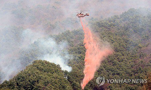 산림청 지연제 살포…산불 확산 방지 예방(산청=연합뉴스) 김동민 기자 = 25일 오후 경남 산청군 시천면에서 산림청 헬기가 산불 지연제를 살포하며 산불 확산 방지에 집중하고 있다. 2025.3.25 image@yna.co.kr