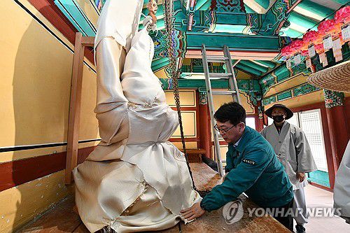 '고운사 석조여래좌상' 확인하는 최응천 국가유산청장(서울=연합뉴스) 최응천 국가유산청장이 25일 경북 의성군 고운사에서 산불 확산에 대비해 방염포를 씌운 '의성 고운사 석조여래좌상'(보물)을 확인하고 있다. 2025.3.25 [국가유산청 제공. 재판매 및 DB 금지] photo@yna.co.kr