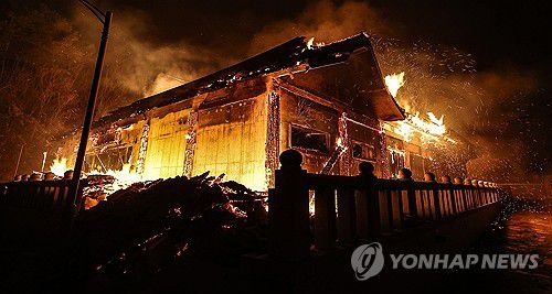 고운사 입구에 세워진 최치원 문학관 '전소'(의성=연합뉴스) 윤관식 기자 = 경북 의성군 산불 발생 나흘째인 25일 의성군 고운사 입구 인근에 세워진 최치원 문학관이 전소되고 있다. 2025.3.25 psik@yna.co.kr
