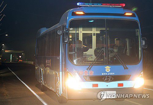 산불에 경북북부교도소 수용자 이감(청송=연합뉴스) 김도훈 기자 = 25일 경북 청송군 경북북부제1교도소(옛 청송교도소)에서 수용자를 태운 법무부 버스가 나오고 있다.     법무부 등에 따르면 교정 당국은 이날 오후 경북북부교도소가 있는 경북 청송군 진보면 일대까지 산불이 번지자 버스를 이용해 수용자들을 인근 교정기관으로 이감하는 절차를 시작했다. 2025.3.25 superdoo82@yna.co.kr