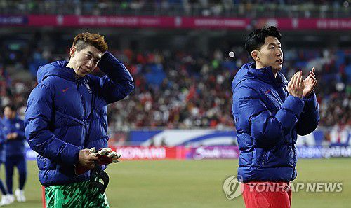 아쉬워하며 인사하는 손흥민(수원=연합뉴스) 김인철 기자 = 25일 수원월드컵경기장에서 열린 2026 북중미 월드컵 아시아 3차 예선 B조 8차전 대한민국과 요르단의 경기. 1-1 무승부를 거둔 한국 손흥민과 조현우가 아쉬워하며 관중들에게 인사하고 있다. 2025.3.25 yatoya@yna.co.kr