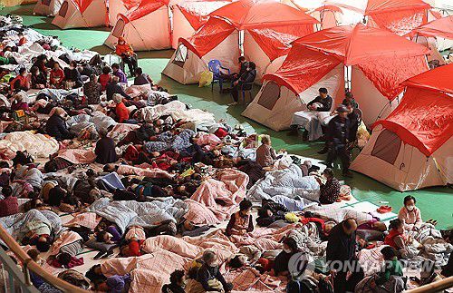 산불에 지친 주민들(영양=연합뉴스) 윤관식 기자 = 26일 경북 영양군 영양군민회관 대피소에서 산불로 인해 대피한 주민들이 휴식을 취하고 있다. 2025.3.26 psik@yna.co.kr