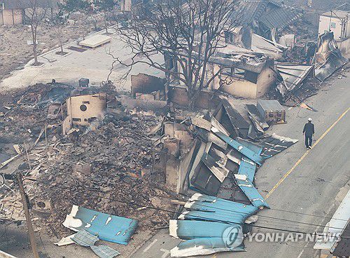 산불로 다수 사상자 발생한 영양 마을 '초토화'(영양=연합뉴스) 윤관식 기자 = 26일 경북 영양군 석보면 화매1리 계곡 마을이 산불에 초토화돼 있다.     석보면에서는 산불로 인해 다수의 사망자가 발생했다. 2025.3.26 psik@yna.co.kr