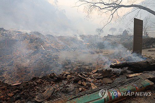 화마가 휩쓸고 간 천년고찰 고운사(의성=연합뉴스) 이주형 기자 = 26일 오전 경북 의성군 고운사 가운루가 불에 타 형태조차 알아볼 수 없게 무너져 있다. 국가 지정 문화유산 보물로 지정된 가운루는 전날 고운사를 덮친 산불에 타 전소됐다. 2025.3.26 coolee@yna.co.kr