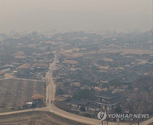 회색 연기로 가득한 하회마을(안동=연합뉴스) 손형주 기자 = 26일 경북 안동시 하회마을이 회색 연기와 연무로 가득하다. 산불은 하회마을에서 직선거리로 7km 떨어진 의성군 안사면에서 발생했는데 바람이 하회마을 방향으로 불면서 연기가 밀려온 것으로 알려졌다. 2025.3.26 handbrother@yna.co.kr