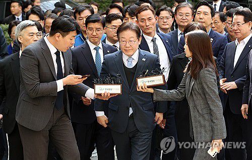 공판 출석하는 이재명 대표(서울=연합뉴스) 더불어민주당 이재명 대표가 26일 서울 서초구 서울고등법원에서 열린 공직선거법 위반 혐의 항소심 선고공판에 출석하고 있다. 2025.3.26 [사진공동취재단] photo@yna.co.kr