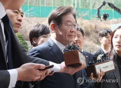 이재명 대표, 공직선거법 위반 혐의 2심 선고 공판 출석(서울=연합뉴스) 더불어민주당 이재명 대표가 26일 서울 서초구 서울고등법원에서 열린 공직선거법 위반 혐의 2심 선고 공판에 출석하고 있다. 2025.3.26 [사진공동취재단] photo@yna.co.kr