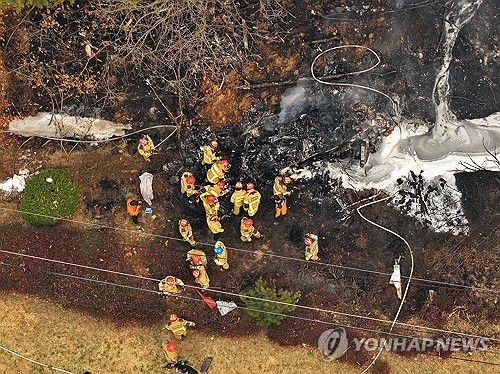 사라진 의성 산불 헬기 형체(의성=연합뉴스) 손형주 기자 = 26일 오후 경북 의성군 신평면 교안리 야산에 산불진화용 헬기가 추락해 당국이 사고 수습을 하고 있다. 헬기 조종사는 사고 현장에서 사망 한 채 발견됐다. 2025.3.26 handbrother@yna.co.kr