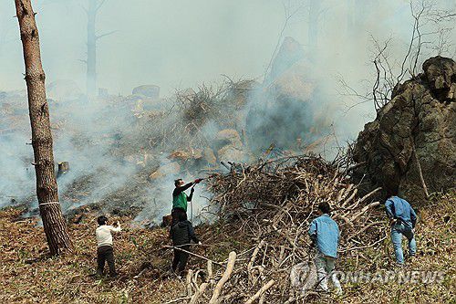 산청 산불 방어선 구축(산청=연합뉴스) 26일 오후 경남 산청군 시천면 산불 현장에서 진화대원들이 방어선을 구축하고 있다. 2025.3.26 [경남 산청군 제공. 재판매 및 DB 금지] home1223@yna.co.kr