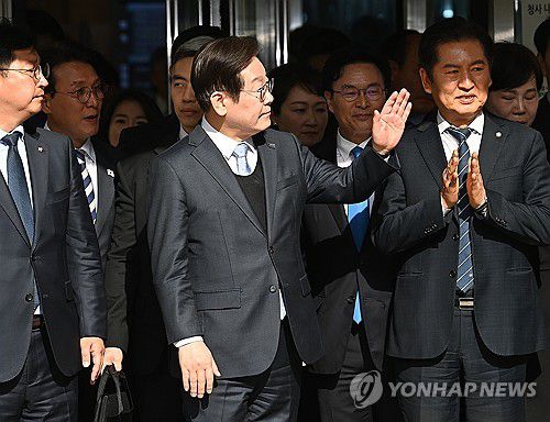 지지자에게 인사하는 이재명 대표(서울=연합뉴스) 더불어민주당 이재명 대표가 26일 서울중앙지법에서 열린 공직선거법 위반 사건 항소심에서 무죄를 선고받은 뒤 지지자들을 향해 인사하고 있다. 2025.3.26 [사진공동취재단] photo@yna.co.kr