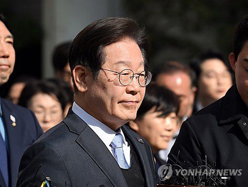 이재명 대표, '2심 무죄'(서울=연합뉴스) 더불어민주당 이재명 대표가 26일 서울 서초구 서울고등법원에서 열린 공직선거법 위반 항소심에서 무죄를 선고받은 뒤 법정을 나서고 있다. 2025.3.26 [사진공동취재단] photo@yna.co.kr