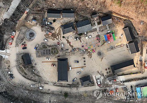 예비 중수 작업으로 분주한 대전사(청송=연합뉴스) 김도훈 기자 = 26일 경북 청송 주왕산 국립공원 내 대전사에서 관계자들이 주왕산에 번지는 산불로부터 사찰을 보호하기 위해 미리 물을 뿌리는 예비 중수 작업으로 분주하다. 2025.3.26 superdoo82@yna.co.kr