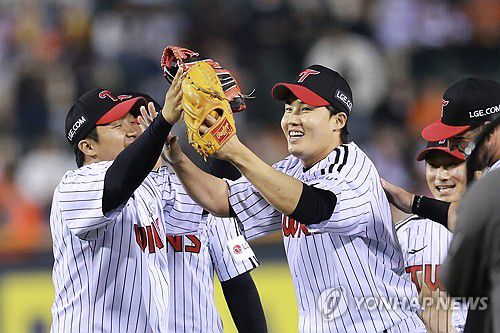 LG 개막 4연승, 임찬규는 완봉승(서울=연합뉴스) 신현우 기자 = 26일 서울 잠실야구장에서 열린 프로야구 2025 신한 SOL 뱅크 KBO리그 한화 이글스와 LG 트윈스의 경기가 4-0 LG의 승리로 끝난 뒤 9회초를 무실점으로 막아내며 생애 첫 완봉승을 기록한 LG 선발 투수 임찬규가 동료들과 기뻐하고 있다. 2025.3.26 nowwego@yna.co.kr