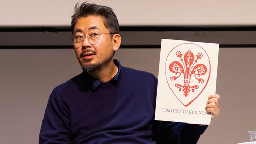 이탈리아 피렌체에서 열린 나홍진 감독의 마스터 클래스(피렌체=연합뉴스) 나홍진 감독이 26일(현지시간) 이탈리아 피렌체의 라 꼼빠니아 극장에서 열린 마스터 클래스에서 피렌체 명예시민증을 들어보이고 있다. 2025.03.26 [태극기 토스카나 협회 제공. 재판매 및 DB 금지]