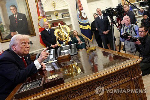 백악관 집무실서 기자회견 하는 트럼프[워싱턴 로이터=연합뉴스. 재판매 및 DB 금지]