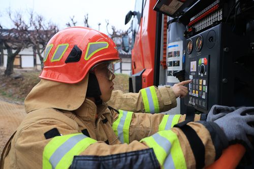 소방차량 작동하는 소방관[촬영 황수빈]