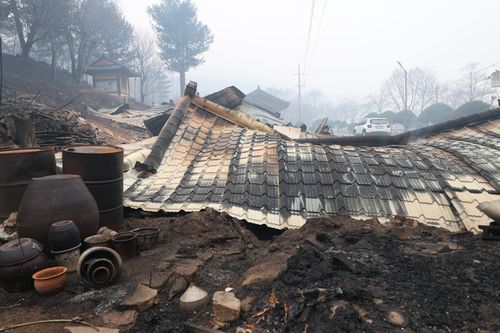 불길이 휩쓸고 간 사찰 (영양=연합뉴스) 박세진 기자 = 27일 경북 영양군 석보면 법성사 건물이 화마로 인해 무너져있다. 2025.3.27 psjpsj@yna.co.kr