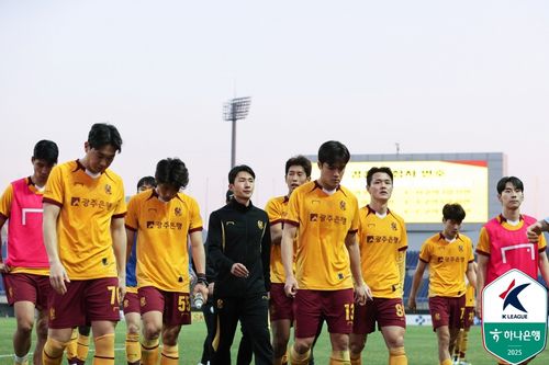 지난 22일 포항전에서 패한 뒤 고개 숙인 광주FC 선수들[한국프로축구연맹 제공. 재판매 및 DB 금지]