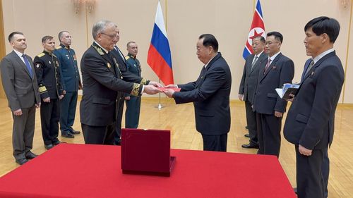 '위대한 조국전쟁승리 80돌' 기념메달 및 증서 전달식[주북 러시아대사관 페이스북 계정. 재판매 및 DB 금지]