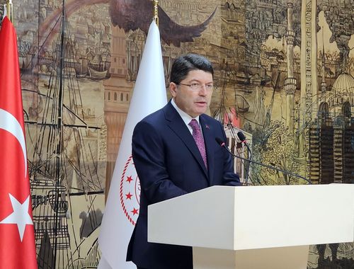 튀르키예, 野대권주자 수사 우려에 "국제사회의 이중잣대"(이스탄불=연합뉴스) 김동호 특파원 = 27일(현지시간) 일마즈 툰츠 튀르키예 법무장관이 돌마바흐체 궁전 대통령 집무실에서 기자회견 중이다. 2025.3.27 dk@yna.co.kr