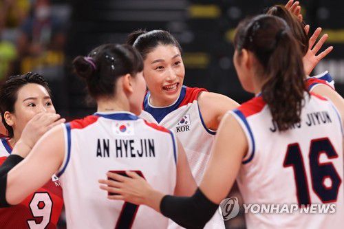 대표팀에서 함께 뛴 김연경(가운데)과 정지윤(오른쪽)[연합뉴스 자료사진]