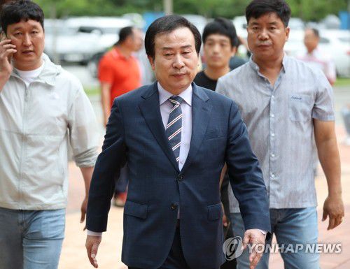 '선거법 위반' 선고공판 출석하는 목포시장(목포=연합뉴스) 정회성 기자 = 공직선거법 위반 혐의로 불구속기소 된 박홍률 전남 목포시장이 13일 오전 광주지법 목포지원에서 열린 1심 선고 공판에 출석하고 있다. 2023.7.13 hs@yna.co.kr