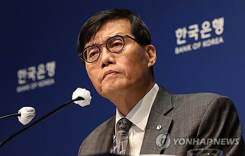 질문 듣는 이창용 한은 총재(서울=연합뉴스) 이창용 한국은행 총재가 25일 서울 중구 한국은행에서 열린 금융통화위원회 금리 결정에 대한 기자간담회에서 질문을 듣고 있다. 2025.2.25 [사진공동취재단] photo@yna.co.kr